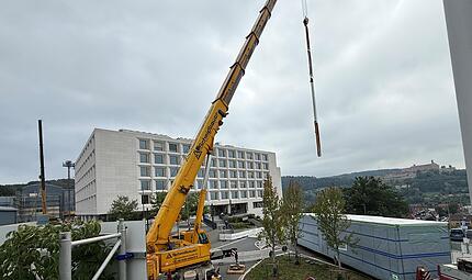 Zwei Kräne sind nötig, um die Module vom Wendekreis über die Baustelle aufs Dach zu kriegen. Zwei Kräne sind nötig, um die Module vom Wendekreis über die Baustelle aufs Dach zu kriegen.