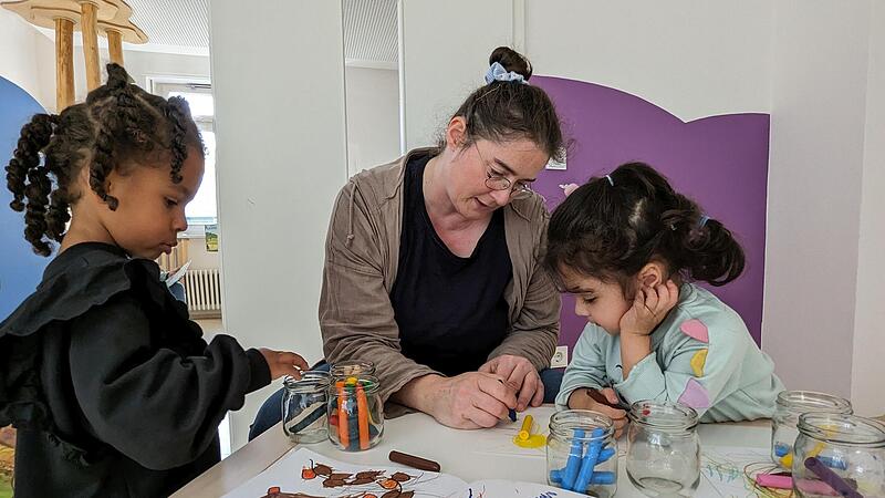 Kreativ mit Farben: Im Atelier sind Edda (links) und Iqra mit Kinderpflegerin Silke Imeri kreativ.