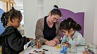 Kreativ mit Farben: Im Atelier sind Edda (links) und Iqra mit Kinderpflegerin Silke Imeri kreativ.
