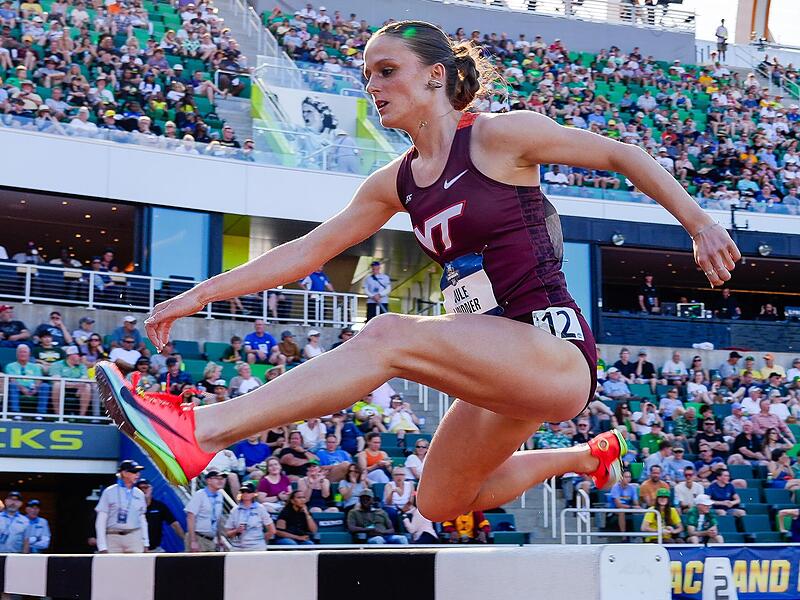 Jule Lindner erringt beim 3000-Meter-Hindernislauf in Eugene Oregon Platz 7 und damit die Auszeichnung „First Team All-American“. Jule Lindner erringt beim 3000-Meter-Hindernislauf in Eugene Oregon Platz 7 und damit die Auszeichnung „First Team All-American“.