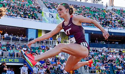 Jule Lindner erringt beim 3000-Meter-Hindernislauf in Eugene Oregon Platz 7 und damit die Auszeichnung &bdquo;First Team All-American&ldquo;.