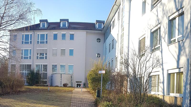 Nach dem Abzug der stationären Chirurgie zum Jahreswechsel wird ein Trakt des Krankenhauses in Ebern (im Bild) nun wohl bis auf Weiteres leer stehen.