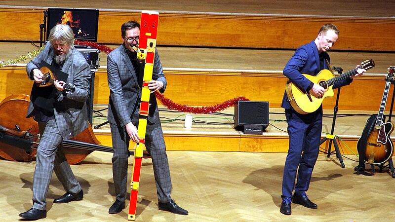 &bdquo;Wildes Holz&ldquo; hat den Kissinger Winterzauber er&ouml;ffnet. Bei Gr&ouml;nemeyers Hymne &bdquo;Mensch&ldquo; hat Tobias Reisige (Mitte) eine Subgro&szlig;bassblockfl&ouml;te gespielt, die den tiefen Grundton beisteuert.