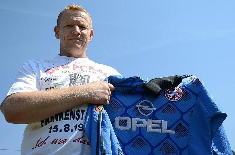 Der 15. August 1997 stellt das sportliche Highlight in der Laufbahn von Peter Hofmann dar. Immerhin stand er als Torwart der DJK Waldberg dem FC Bayern München gegenüber. Als Erinnerung dient auch das ergatterte Trikot von Oliver Kahn.