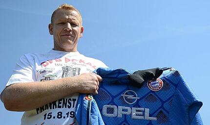 Der 15. August 1997 stellt das sportliche Highlight in der Laufbahn von Peter Hofmann dar. Immerhin stand er als Torwart der DJK Waldberg dem FC Bayern M&uuml;nchen gegen&uuml;ber. Als Erinnerung dient auch das ergatterte Trikot von Oliver Kahn.