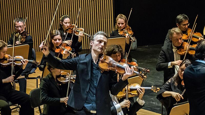 Konradin Seitzer brillierte bei seinem Coburg-Debüt unter Leitung von Daniel Carter als Solist im 1. Violinkonzert von Sergej Prokofjew. Konradin Seitzer brillierte bei seinem Coburg-Debüt unter Leitung von Daniel Carter als Solist im 1. Violinkonzert von Sergej Prokofjew.