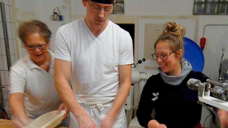 Handarbeit und Teamwork: Elisabeth Neuhäuser, Timo Strauß und Stefanie Lauterbach halten die Tradition des Bäckerhandwerks hoch.