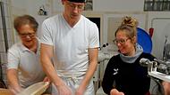Handarbeit und Teamwork: Elisabeth Neuhäuser, Timo Strauß und Stefanie Lauterbach halten die Tradition des Bäckerhandwerks hoch.