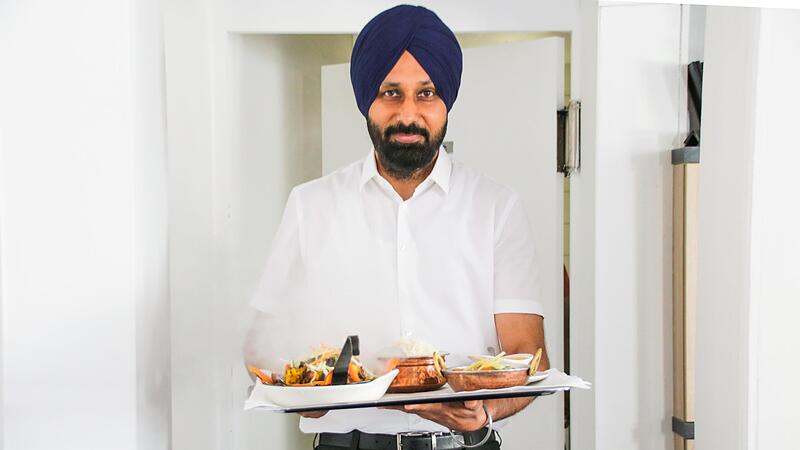Ujjager Singh ist mit seinem indischen Restaurant eine feste Gr&ouml;&szlig;e am Marktplatz.