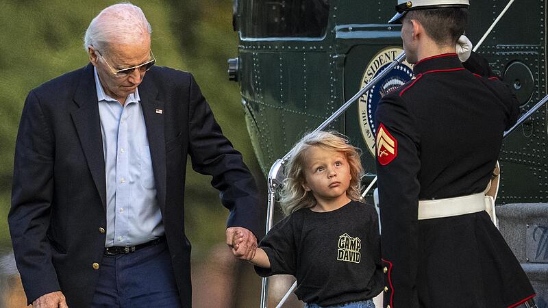 US-Pr&auml;sident Joe Biden hilft seinem Enkel Beau bei der Ankunft in Washington aus dem Marine-One-Hubschrauber.