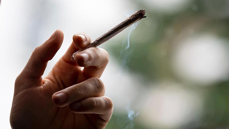 In mindestens sieben Fällen soll ein Mann mit einer Minderjährigen Cannabis konsumiert, gelegentlich auch auch geringe Geldbeträge dafür genommen haben. In mindestens sieben Fällen soll ein Mann mit einer Minderjährigen Cannabis konsumiert, gelegentlich auch auch geringe Geldbeträge dafür genommen haben.