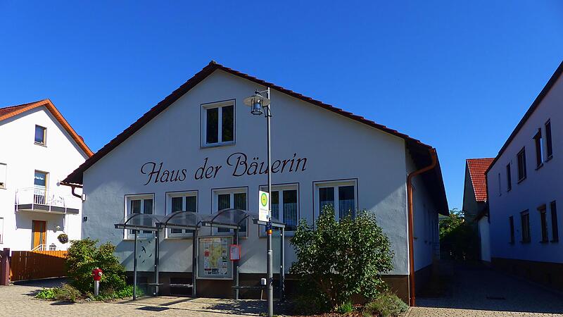 Anwohner stellten den Antrag, die Pflastersteine in Rottershausen durch eine Asphaltoberschicht zu ersetzen. Sie monierten die L&auml;rmbelastung auf dem kurzen Teilst&uuml;ck vor dem Haus der B&auml;uerin. Die Gemeinde m&ouml;chte das Verhalten der Autolenker in der...
