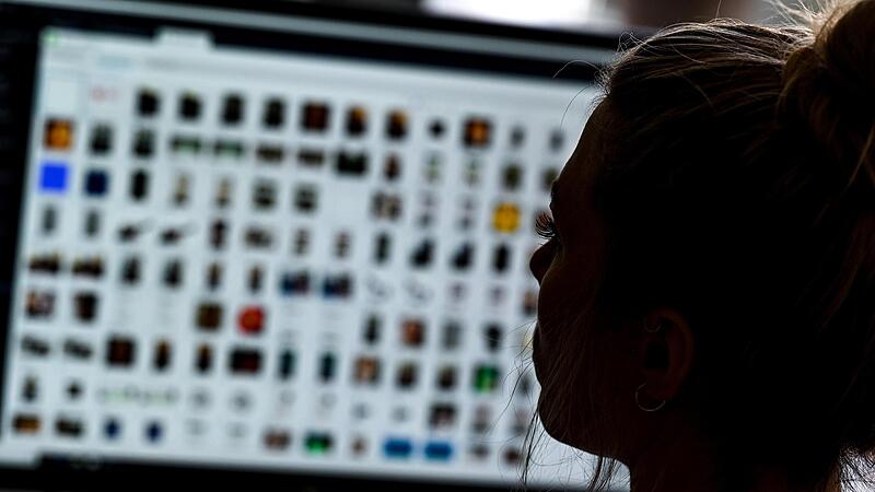 Eine Kriminaloberkommissarin sitzt vor einem Auswertungscomputer bei Ermittlungen gegen  Kinderpornografie und sexuellem Missbrauch.