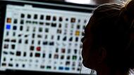 Eine Kriminaloberkommissarin sitzt vor einem Auswertungscomputer bei Ermittlungen gegen  Kinderpornografie und sexuellem Missbrauch.