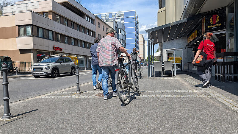 Radfahrer in der Hindenburgstraße Radfahrer in der Hindenburgstraße