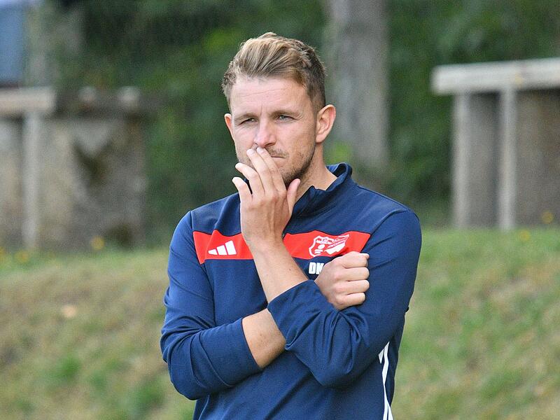 Ein nachdenklicher SG-Trainer Dustin Kr&auml;mer an de Seitenlinie.