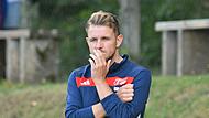 Ein nachdenklicher SG-Trainer Dustin Krämer an de Seitenlinie. Ein nachdenklicher SG-Trainer Dustin Krämer an de Seitenlinie.