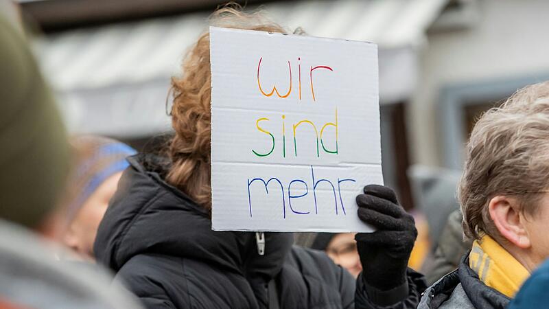 Mit vielen Plakaten und Schildern demonstrierten die Menschen friedlich. Mit vielen Plakaten und Schildern demonstrierten die Menschen friedlich. 
