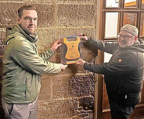 &Uuml;bergabe des Defibrillators durch den SPD-Ortsvereinsvorsitzenden Eckart Roess an den Vorsitzenden des Feuerwehrvereins Frickendorf Markus Lang.