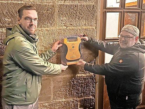 &Uuml;bergabe des Defibrillators durch den SPD-Ortsvereinsvorsitzenden Eckart Roess an den Vorsitzenden des Feuerwehrvereins Frickendorf Markus Lang.