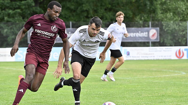 Der TSV Meeder um Kapitän Moritz Gemeinder (rechts) hat gegen den VfB Einberg mit Martial Edoung Ngah den Kopf gerade noch aus der Schlinge gezogen. Der TSV Meeder um Kapitän Moritz Gemeinder (rechts) hat gegen den VfB Einberg mit Martial Edoung Ngah den Kopf gerade noch aus der Schlinge gezogen.