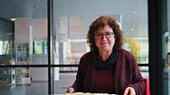 Heimatpflegerin Isolde Kalter studiert in der Neustadter Mediathek alte Unterlagen zur Stadtgeschichte.