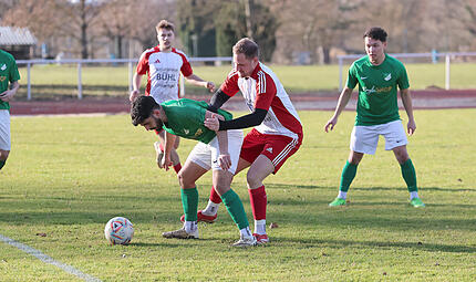 Die SG Eltmann um Dominik Preissner (rechts) lieferten sich mit dem TSV Forst und Nour Basoun ein intensives Duell.