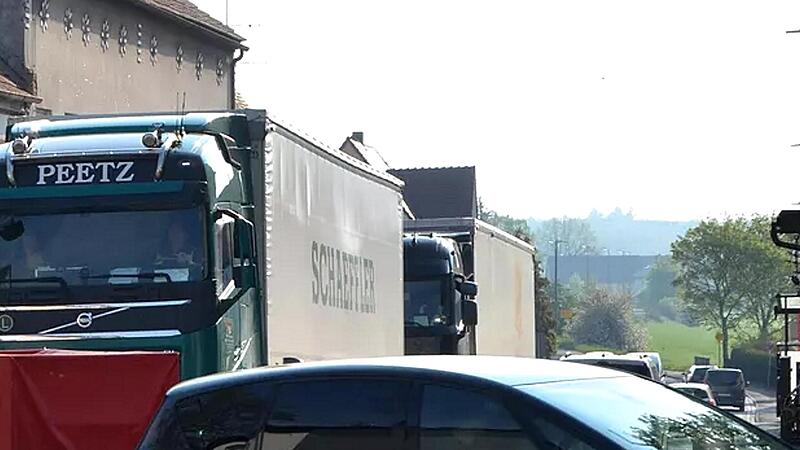 Der Schwerverkehr belastet die Ortsdurchfahrt von Niederndorf. Die Südumfahrung würde die Lastwagen an der Ortschaft vorbeiführen. Der Schwerverkehr belastet die Ortsdurchfahrt von Niederndorf. Die Südumfahrung würde die Lastwagen an der Ortschaft vorbeiführen.