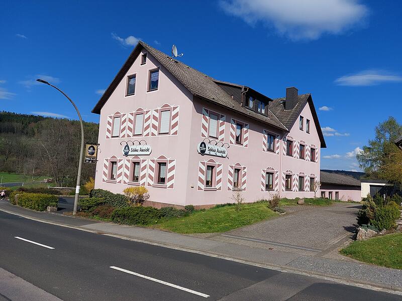 Die Gastst&auml;tte "Sch&ouml;ne Aussicht" in Premich ist ein ortsbildpr&auml;gendes Geb&auml;ude.
