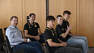 Gute Laune: HSC-Geschäftsführer Jan Gorr und Trainer Anel Mahmutefendic mit den jungen Spielern Maximilian Schindler, Georgiy Blahodir und Marks Lilienfelds.