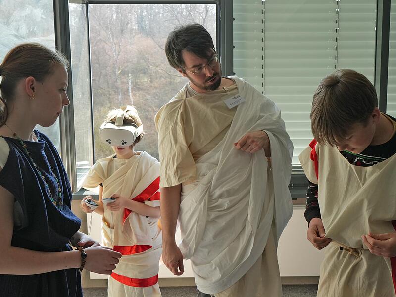 Die Fachschaft Latein entf&uuml;hrte die jungen G&auml;ste am Tag der offenen T&uuml;r am Gymnasium Burgkunstadt nicht aufgrund der Kleidung ins antike Rom: VR-Brillen erm&ouml;glichten zugleich einen interaktiven Einblick in l&auml;ngst vergangene Zeiten.