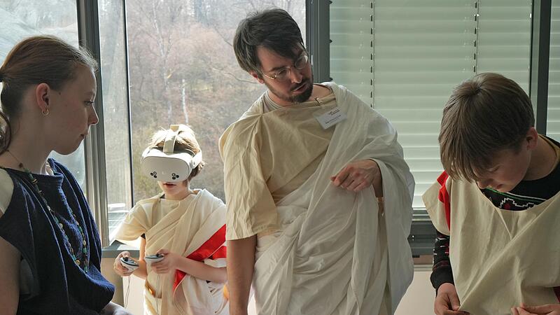 Die Fachschaft Latein entf&uuml;hrte die jungen G&auml;ste am Tag der offenen T&uuml;r am Gymnasium Burgkunstadt nicht aufgrund der Kleidung ins antike Rom: VR-Brillen erm&ouml;glichten zugleich einen interaktiven Einblick in l&auml;ngst vergangene Zeiten.