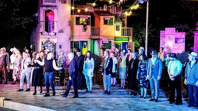 Erfolgsgarant im Hofgarten: Die Produktion &bdquo;Don Camillo und Peppone&ldquo; in der Regie von Matthias Straub verzeichnete trotz wechselhafter Witterung insgesamt eine Auslastung von 72,2 Prozent.