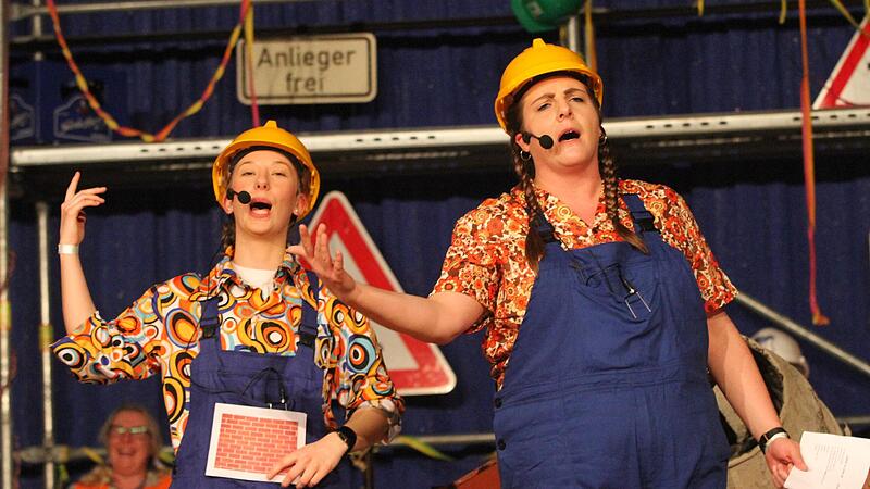 Prunksitzung in Strullendorf: Sophie Saffer (links) und „Terry“ Theresa Schwarzmann hatten auf der „Gaaskeeser-Baustelle“ das Heft des Handels durchgehend in der Hand. Prunksitzung in Strullendorf: Sophie Saffer (links) und „Terry“ Theresa Schwarzmann hatten auf der „Gaaskeeser-Baustelle“ das Heft des Handels durchgehend in der Hand.