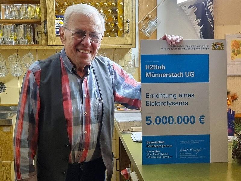 Von Hubert Aiwanger zu Hubert Mangold - ein Scheck geht in Münnerstadt auf Tour. Von Hubert Aiwanger zu Hubert Mangold - ein Scheck geht in Münnerstadt auf Tour.