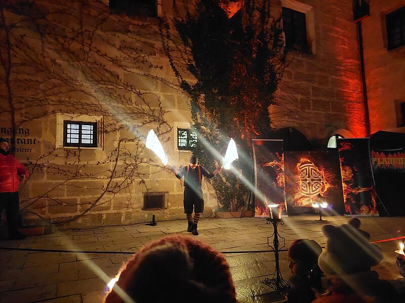 Bildergalerie: Künstler-Unikate 2023 im Schloss WiesenthauBildergalerie: Künstler-Unikate 2023 im Schloss Wiesenthau Feuershow mit Jonglage und Feuerspucker.