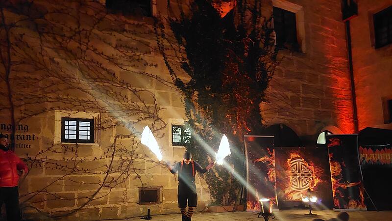 Feuershow mit Jonglage und Feuerspucker.