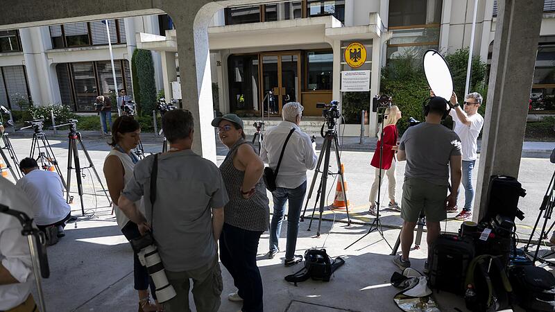 Fernsehjournalisten stehen vor der deutschen UNO-Vertretung in Genf, bevor die Au&szlig;enminister Deutschlands, Frankreichs, Gro&szlig;britanniens und der EU mit ihren iranischen Amtskollegen zu Atomgespr&auml;chen zusammenkommen.