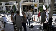 Fernsehjournalisten stehen vor der deutschen UNO-Vertretung in Genf, bevor die Außenminister Deutschlands, Frankreichs, Großbritanniens und der EU mit ihren iranischen Amtskollegen zu Atomgesprächen zusammenkommen. Fernsehjournalisten stehen vor der deutschen UNO-Vertretung in Genf, bevor die Außenminister Deutschlands, Frankreichs, Großbritanniens und der EU mit ihren iranischen Amtskollegen zu Atomgesprächen zusammenkommen.