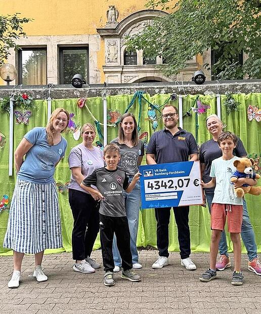 Bei der Spendenübergabe (v. l.): Laura Bernhard (Elternbeirat), Andrea Nögel (Förderverein), Franz Polster (Spendenläufer), Andrea Wirth (Elternbeirat), Lukas Hänsch (ASB), Nicole Neudecker (ASB) und Benedikt Eckl (Spendenläufer).