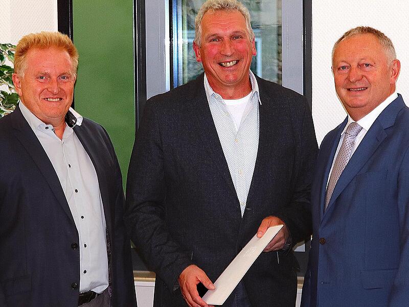 Marktgemeinderat Christian Schüler (Bildmitte) wurde im Auftrag von Staatsminister Joachim Herrmann von Landrat Thomas Bold (rechts) für sein langjähriges Engagement in der Kommunalpolitik mit einer Dankesurkunde ausgezeichnet. Links Bürgermeister...