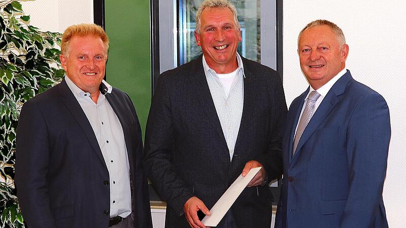 Marktgemeinderat Christian Schüler (Bildmitte) wurde im Auftrag von Staatsminister Joachim Herrmann von Landrat Thomas Bold (rechts) für sein langjähriges Engagement in der Kommunalpolitik mit einer Dankesurkunde ausgezeichnet. Links Bürgermeister...
