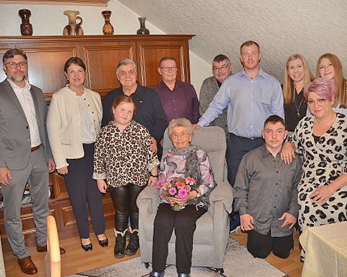 Gratulation zum 90. Geburtstag von Betti Schramm (vorne mit Blumen) im Familienkreis. Mit im Bild Bürgermeisterin Angela Hofmann (2. von links).