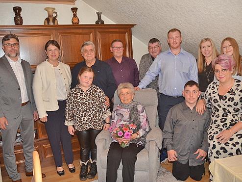 Gratulation zum 90. Geburtstag von Betti Schramm (vorne mit Blumen) im Familienkreis. Mit im Bild Bürgermeisterin Angela Hofmann (2. von links).
