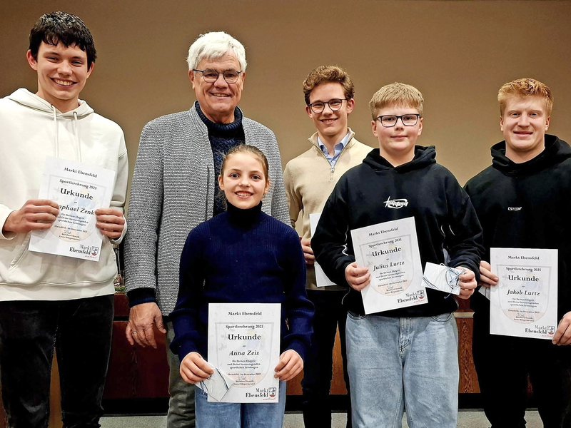 Sie wurden von B&uuml;rgermeister Bernhard Storath (2. v.l.) f&uuml;r besondere sportliche Leistungen ausgezeichnet: v.l. Raphael Zenk, Anna Zeis, Jakob Zenk, Julius Lurtz und Jakob Lurtz.Heinz Fischer
