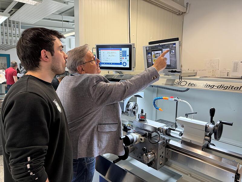 GDW-Gesch&auml;ftsf&uuml;hrer Hans Ort (rechts) bespricht auch Detailfragen mit seinen Mitarbeitern.