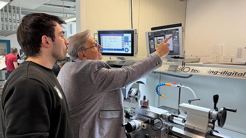 GDW-Gesch&auml;ftsf&uuml;hrer Hans Ort (rechts) bespricht auch Detailfragen mit seinen Mitarbeitern.