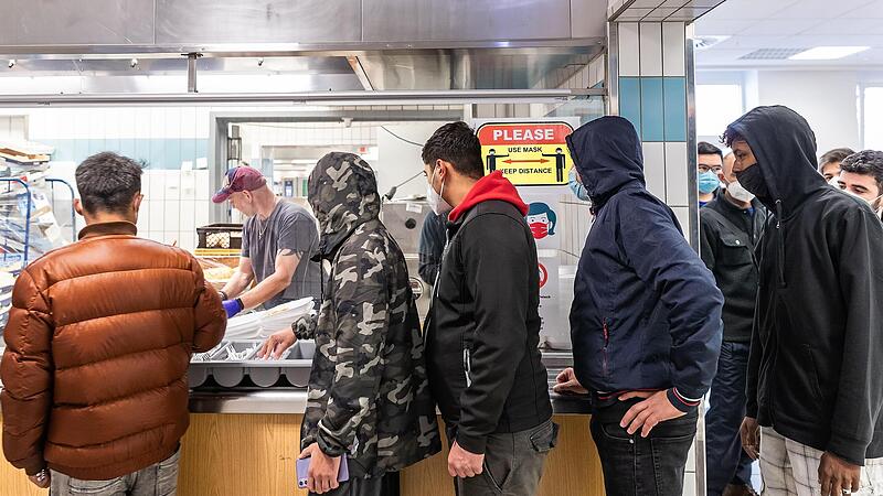 Essensausgabe im Ankerzentrum Geldersheim Mitte Dezember. Die Zahl der Fl&uuml;chtlinge, die auf den Landkreis Bad Kissingen verteilt werden m&uuml;ssen, ist stark gestiegen.