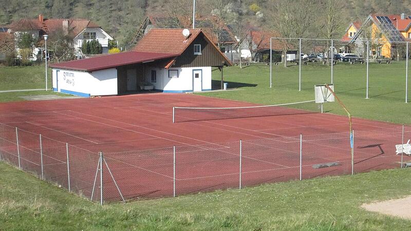 Der Tennissport ist in Aura eingeschlafen. Das macht den Weg frei für eine junge Trendsportart, für ein Stunt-Scooter-Feld, das hier entstehen soll.