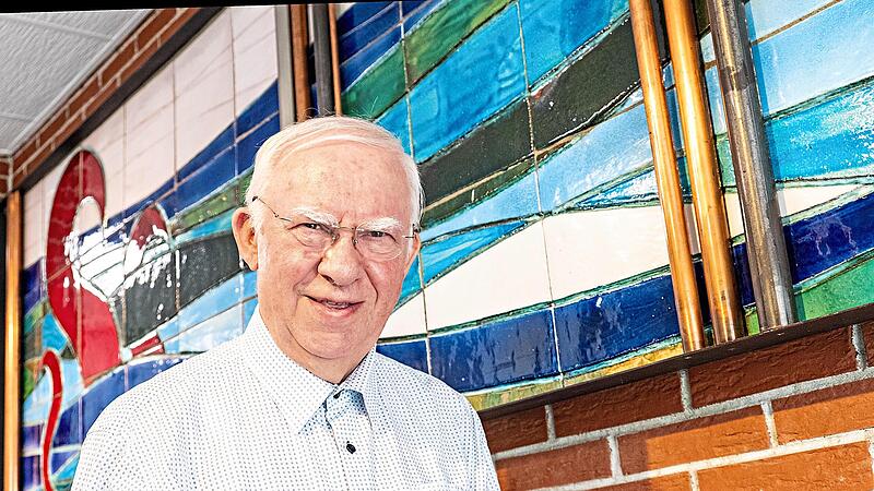 Den Eingang des Firmengebäudes schmückt Töpferkunst mit Heizungsrohren. Hans Schwender ist in der Töpfergemeinde Thurnau verwurzelt. Für ihn gehört beides zur Identität des Unternehmens. Mark Hildebrandt Den Eingang des Firmengebäudes schmückt Töpferkunst mit Heizungsrohren. Hans Schwender ist in der Töpfergemeinde Thurnau verwurzelt. Für ihn gehört beides zur Identität des Unternehmens. Mark Hildebrandt